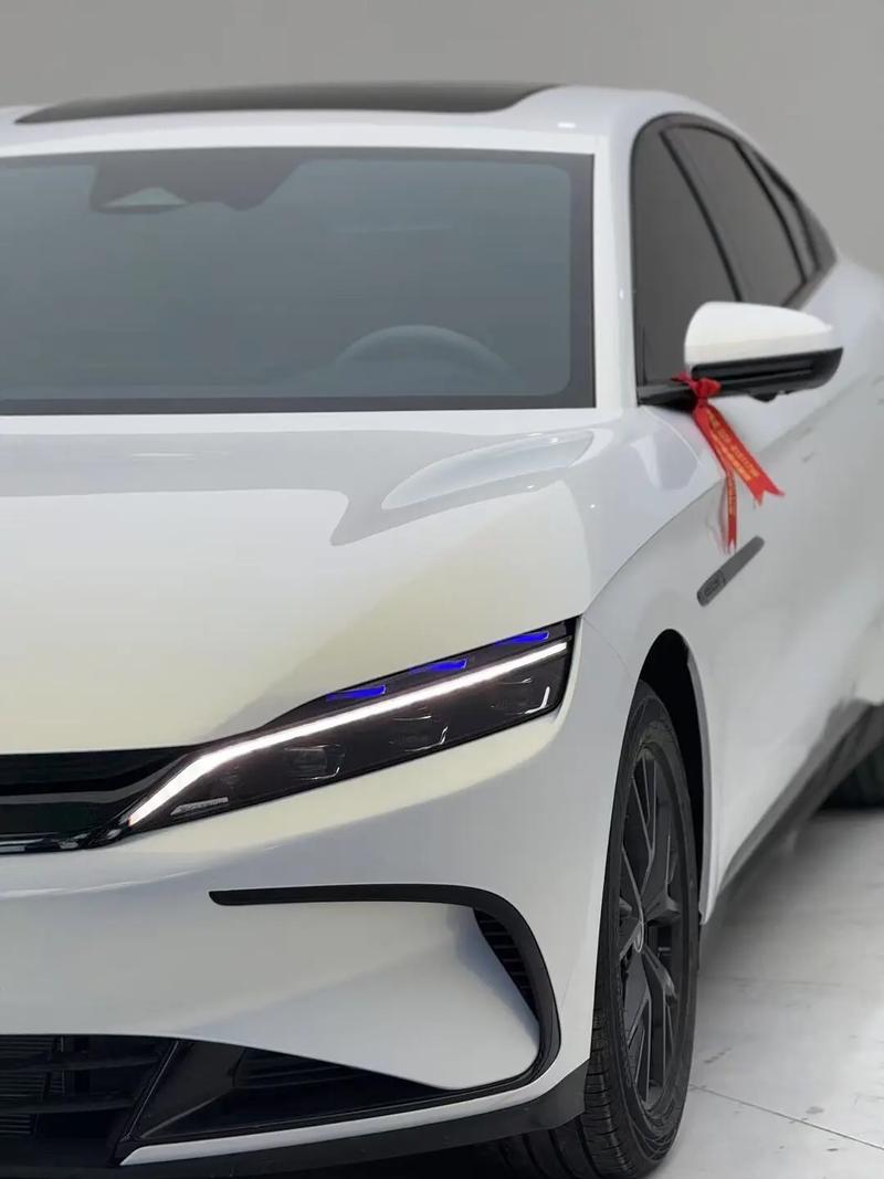 Pearl white Gold Vinyl Wrap, detail view 2 | HIGHCOOL
