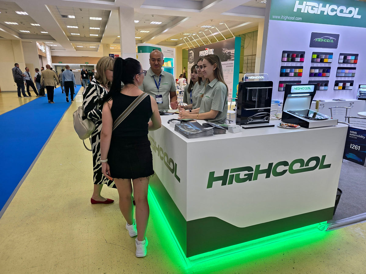 Buyers at the HIGHCOOL trade show counter